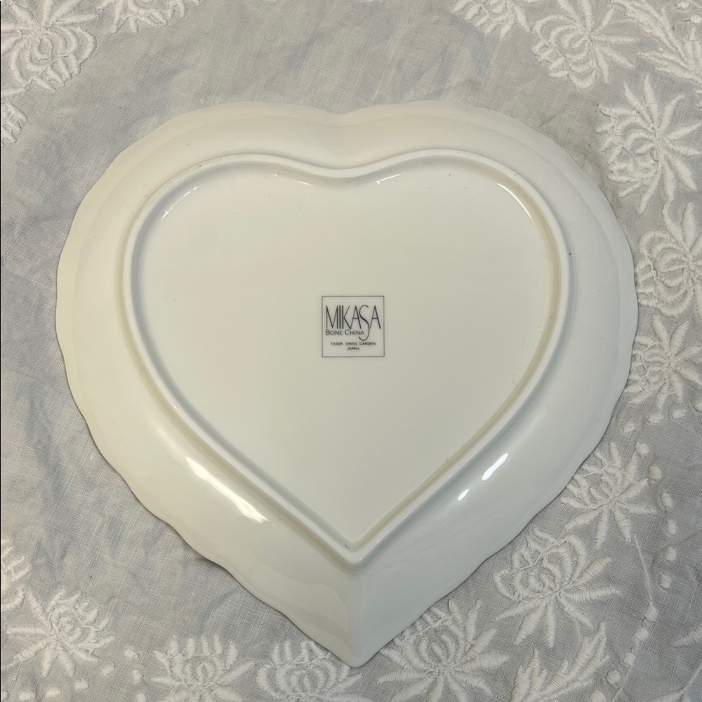 Mikasa Heart-Shaped Floral Bone China Plate with Gold Trim Valentine Spring - Picture 2 of 4